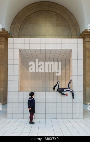 Londres, Royaume-Uni. 21 mars, 2018. La Tate Britain Commission : Anthea Hamilton. Une grande échelle ; l'installation immersive combinant sculpture et performance au sein de l'école néoclassique de Nerval Galeries. Il est pris en charge par Sotheby's et les costumes ont été créés en collaboration avec Loewe. C'est à la Tate Britain du 22 mars au 7 octobre 2018. Crédit : Guy Bell/Alamy Live News Banque D'Images