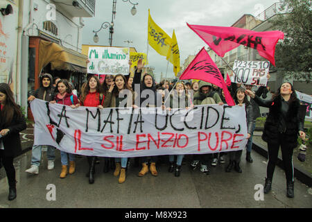 Naples, Italie. Mar 21, 2018. Naples, Pompéi - Scafati, XXIII Jour de la mémoire et de l'engagement à la mémoire des victimes innocentes des mafias, 1re journée nationale. Sur la photo : la terre, les sillons de la vérité et de la Justice. Agence Photo crédit : indépendante/Alamy Live News Banque D'Images