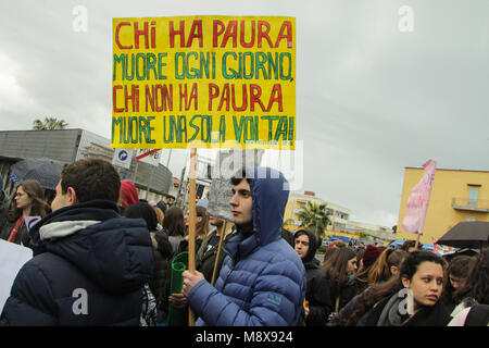 Naples, Italie. Mar 21, 2018. Naples, Pompéi - Scafati, XXIII Jour de la mémoire et de l'engagement à la mémoire des victimes innocentes des mafias, 1re journée nationale. Sur la photo : la terre, les sillons de la vérité et de la Justice. Agence Photo crédit : indépendante/Alamy Live News Banque D'Images