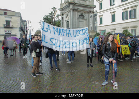 Naples, Italie. Mar 21, 2018. Naples, Pompéi - Scafati, XXIII Jour de la mémoire et de l'engagement à la mémoire des victimes innocentes des mafias, 1re journée nationale. Sur la photo : la terre, les sillons de la vérité et de la Justice. Agence Photo crédit : indépendante/Alamy Live News Banque D'Images