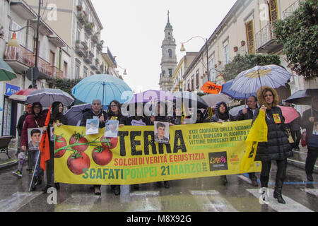 Naples, Italie. Mar 21, 2018. Naples, Pompéi - Scafati, XXIII Jour de la mémoire et de l'engagement à la mémoire des victimes innocentes des mafias, 1re journée nationale. Sur la photo : la terre, les sillons de la vérité et de la Justice. Agence Photo crédit : indépendante/Alamy Live News Banque D'Images