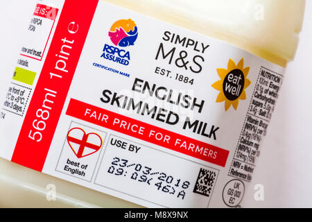 L'étiquette sur une pinte de simplement M&S English Lait écrémé - prix équitable pour les agriculteurs - la marque de certification a assuré la RSPCA Banque D'Images