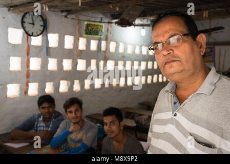Un professeur de mathématiques et de ses élèves, Hajipur, Inde. Banque D'Images