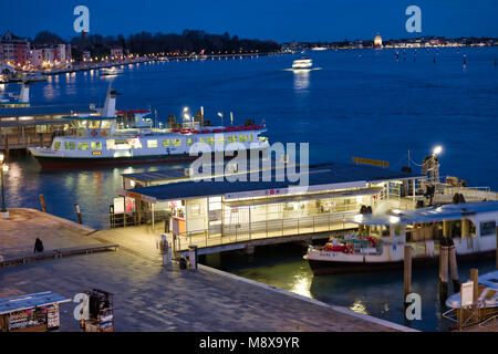 Terminal de Ferry, Venise, Italie. San Zaccaria est l'une des plus grandes stations de vaporetto de Venise Banque D'Images