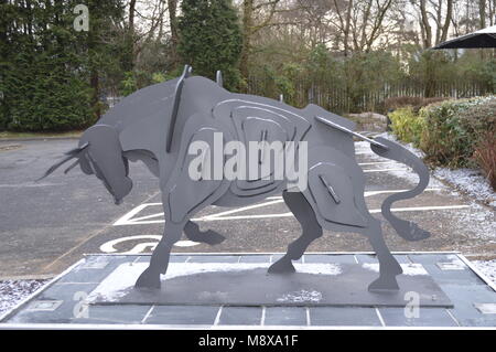 Raging Bull statue en dehors de Miller et Carter Steakhouse Banque D'Images