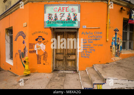 L'une des principales rues de Valparaíso, Chili central. Banque D'Images