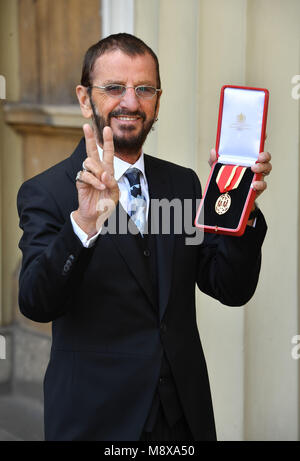 Sir Richard Starkey, également connu sous le nom de Ringo Starr, après qu'il a été anobli au cours d'une cérémonie à Buckingham Palace, Londres. Banque D'Images