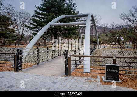 Séoul, Corée du Sud - Mars 19, 2018 : Parc de pont au cimetière national de Séoul Banque D'Images