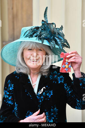 Auteur Jilly Cooper après qu'elle a obtenu son commandant de l'Empire britannique (CBE) médaille au cours d'une cérémonie à Buckingham Palace, Londres. Banque D'Images