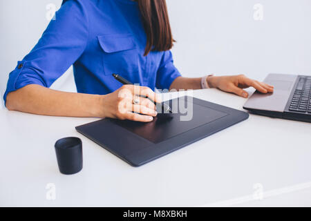 Travailler à l'aide d'une tablette graphique Banque D'Images