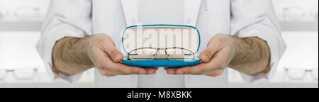 Médecin hands holding nouvelles lunettes Banque D'Images