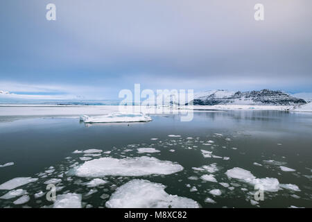 Paysage islandais spectaculaire. Vue panoramique de l'iceberg in Jokulsarlon Glacier Lagoon, Iceland. Banque D'Images