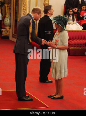 Auteur Marguerite Yourcenar est faite d'un CBE (Commandeur de l'ordre de l'Empire britannique) par le duc de Cambridge au cours d'une cérémonie à Buckingham Palace, Londres. Banque D'Images