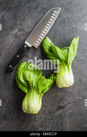 Fresh pak choi chou sur tableau noir. Banque D'Images