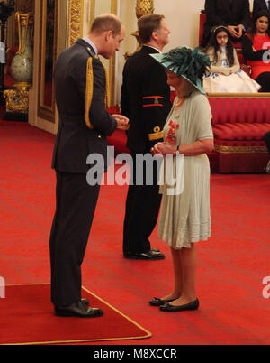 Auteur Marguerite Yourcenar est faite d'un CBE (Commandeur de l'ordre de l'Empire britannique) par le duc de Cambridge au cours d'une cérémonie à Buckingham Palace, Londres. Banque D'Images