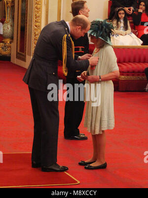 Auteur Marguerite Yourcenar est faite d'un CBE (Commandeur de l'ordre de l'Empire britannique) par le duc de Cambridge au cours d'une cérémonie à Buckingham Palace, Londres. Banque D'Images