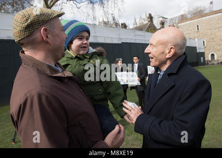 Six ans Alfie Dingley et son père a appelé l'Dingley avec Sir Patrick Stewart à Westminster, Londres, comme l'acteur a donné son appui à la campagne pour l'Alfie à donner du cannabis médicinal pour traiter son épilepsie. Banque D'Images