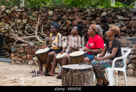 Femme africaine jouant sur la batterie, le bongo la façon traditionnelle de la musique, ils effectuent aussi pour les touristes dans les lodges Banque D'Images