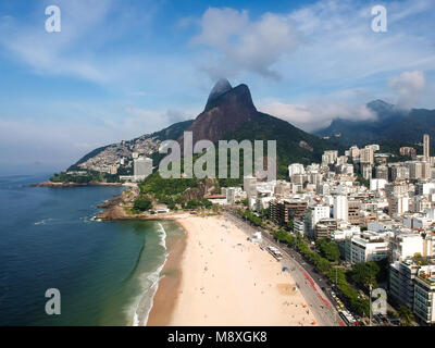 Drone aérien vue de Leblon avec montagne Dois Irmãos, Rio de Janeiro, Brésil Banque D'Images