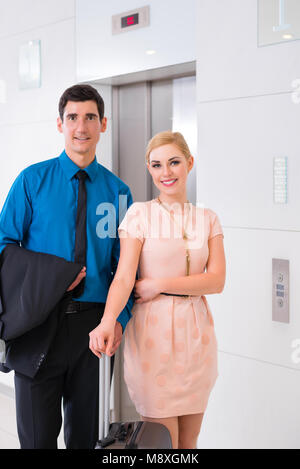 Couple en attente de l'ascenseur ou l'ascenseur de l'hôtel Banque D'Images