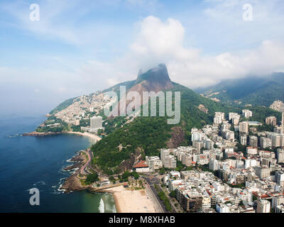 Drone aérien vue de Leblon avec montagne Dois Irmãos, Rio de Janeiro, Brésil Banque D'Images