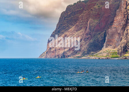 Les kayakistes tête vers le falaises spectaculaires de Cabo Girão près de Câmara de Lobos, Funchal, Madère Banque D'Images