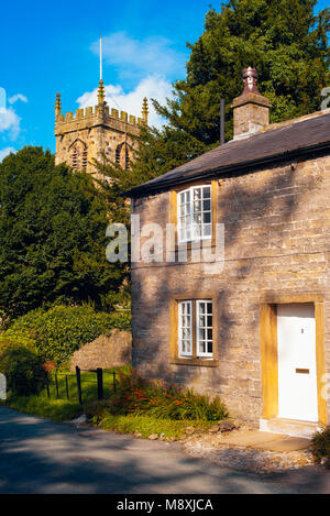 Cottage et clocher de l'église à Bolton-by-Bowland dans la vallée de Ribble, Lancashire Banque D'Images