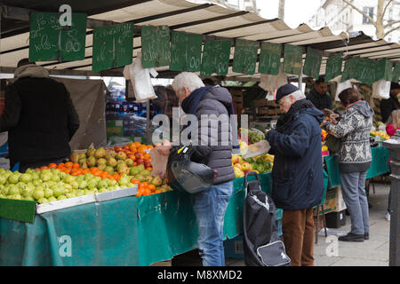 Shopping dans le marché Bastille un dimanche mornng à Paris France Banque D'Images