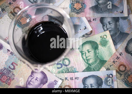 Pot de pétrole brut avec Chinese yuan renminbi currency trading concept Banque D'Images