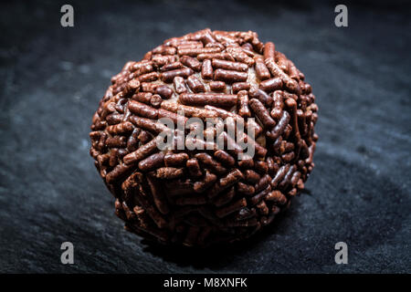 Brigadeiro, une truffe au chocolat traditionnel brésilien. Florianopolis, Santa Catarina, Brésil. Banque D'Images