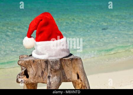 Santa hat est sur une plage de sable de corail Banque D'Images