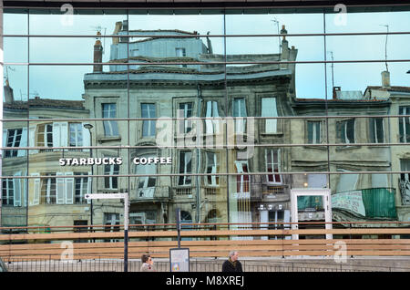 L'architecture ancienne dans le magnifique mur contemporain Banque D'Images