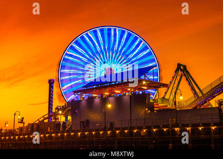 Coucher du soleil à la jetée de Santa Monica à Los Angeles Banque D'Images