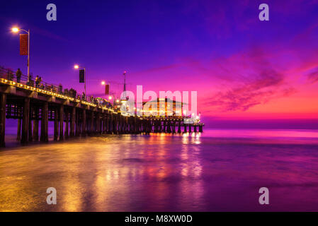 Coucher du soleil avec de nombreux touristes à la jetée de Santa Monica à Los Angeles Banque D'Images