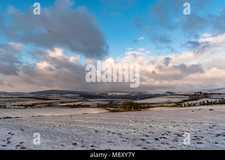 Malham pittoresque en Amérique du Yorkshre, après une mince couche de neige Banque D'Images