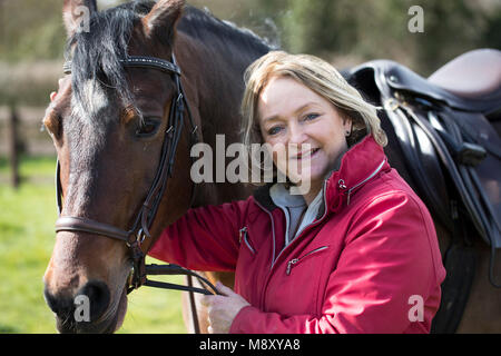 Portrait Of Mature femme propriétaire sur le terrain avec le cheval Banque D'Images