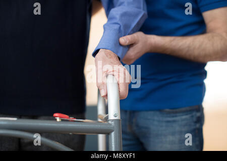 Man's Hands sur quelques châssis à l'Éducatrice en arrière-plan Banque D'Images