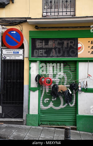 Câbles électriques pour vendre au marché aux puces de Rastro, Madrid, Espagne, Mars 2018 Banque D'Images