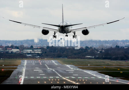 Qatar Airways Boeing 787 Dreamliner, à l'atterrissage à l'aéroport de Birmingham, UK (A7-BCV) Banque D'Images