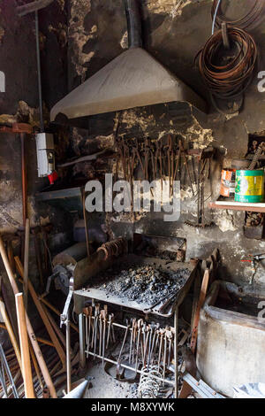 Ancien atelier avec un foyer pour le forgeage Banque D'Images