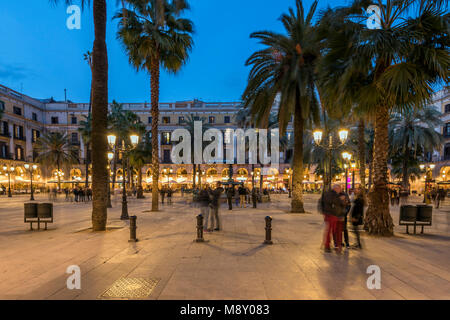 Vue de nuit sur la Plaça Reial Plaza Real (carrés) dans le quartier gothique, Barcelone, Catalogne, Espagne Banque D'Images