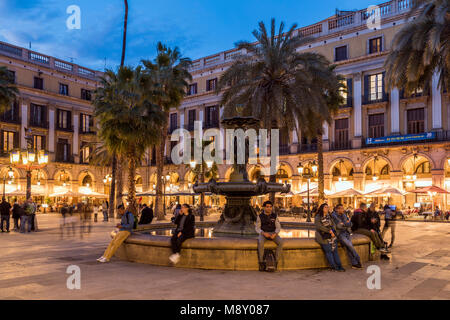 Vue de nuit sur la Plaça Reial Plaza Real (carrés) dans le quartier gothique, Barcelone, Catalogne, Espagne Banque D'Images