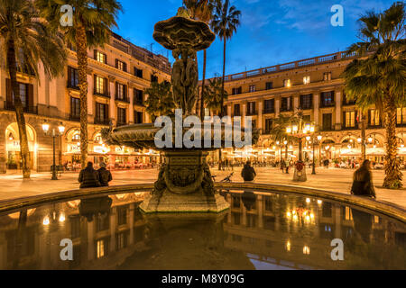 Vue de nuit sur la Plaça Reial Plaza Real (carrés) dans le quartier gothique, Barcelone, Catalogne, Espagne Banque D'Images