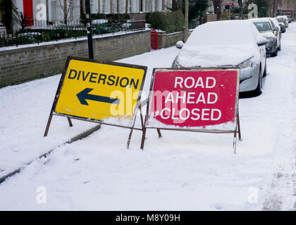 Détournement et l'avenir fermé d'une signalisation rue couverte de neige londres Banque D'Images