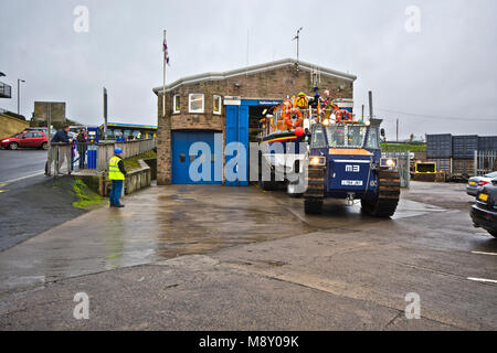 Lancement de sauvetage de la RNLI, Largs, Northumberland, England, UK Banque D'Images