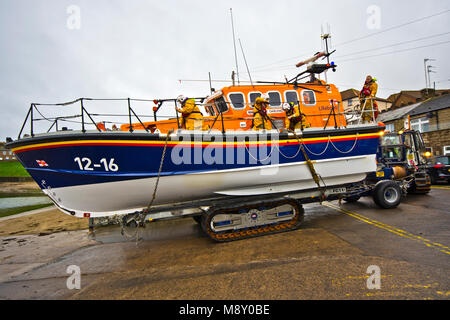 Lancement de sauvetage de la RNLI, Largs, Northumberland, England, UK Banque D'Images