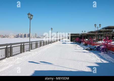 Embankment et de la ville en hiver. Kazan, Russie Banque D'Images