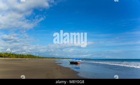 Les bateaux de pêche artisanale. Village de pêcheurs. Costa Rica, paradis tropical Banque D'Images