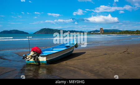 Les bateaux de pêche artisanale. Village de pêcheurs. Costa Rica, paradis tropical Banque D'Images