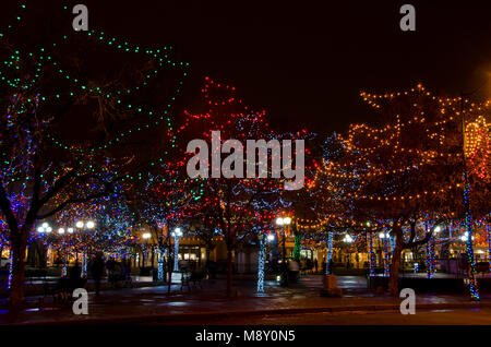 La Plaza de Santa Fe est décoré de milliers de lumières de Noël pour la période des fêtes. Banque D'Images